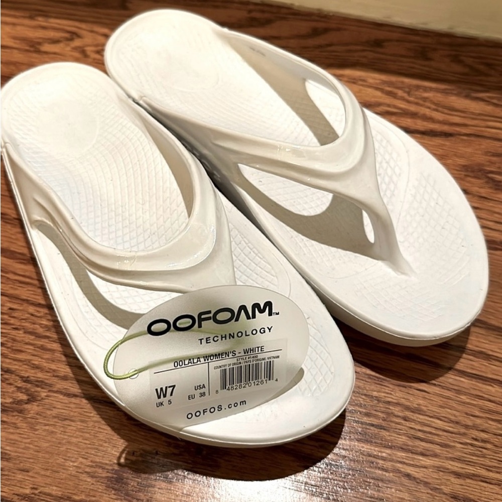 Oofos Oolala white sandals 7 NWT